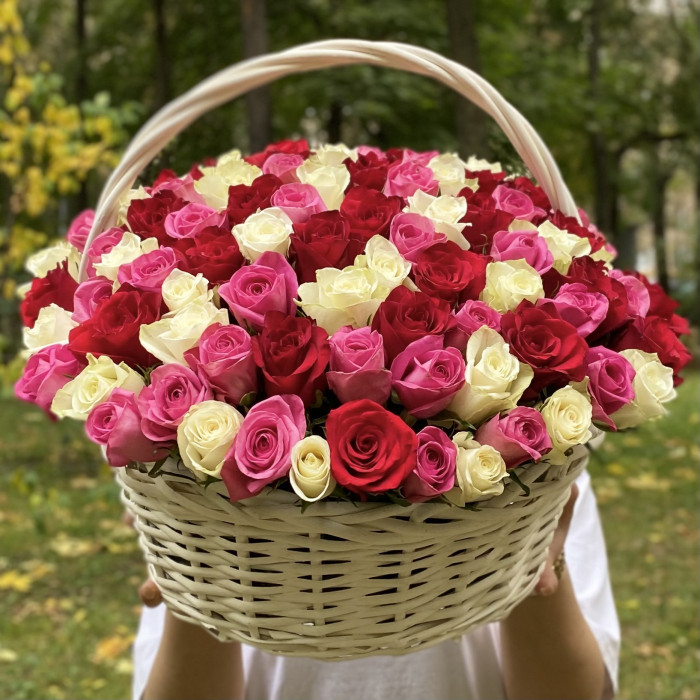 101 роза яркий микс в корзине
