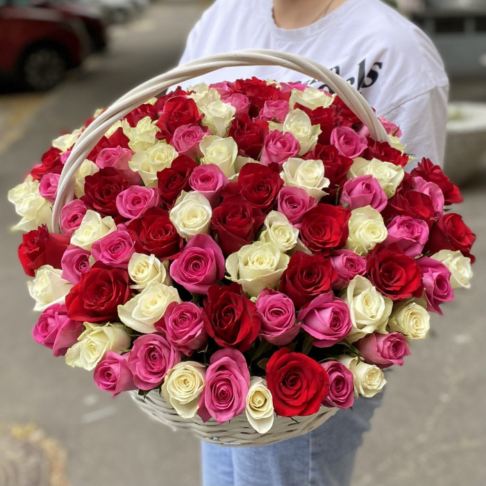 101 роза яркий микс в корзине