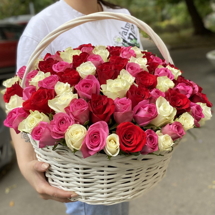 101 роза яркий микс в корзине