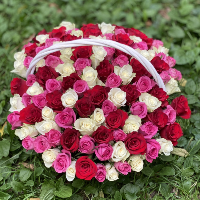 101 роза яркий микс в корзине