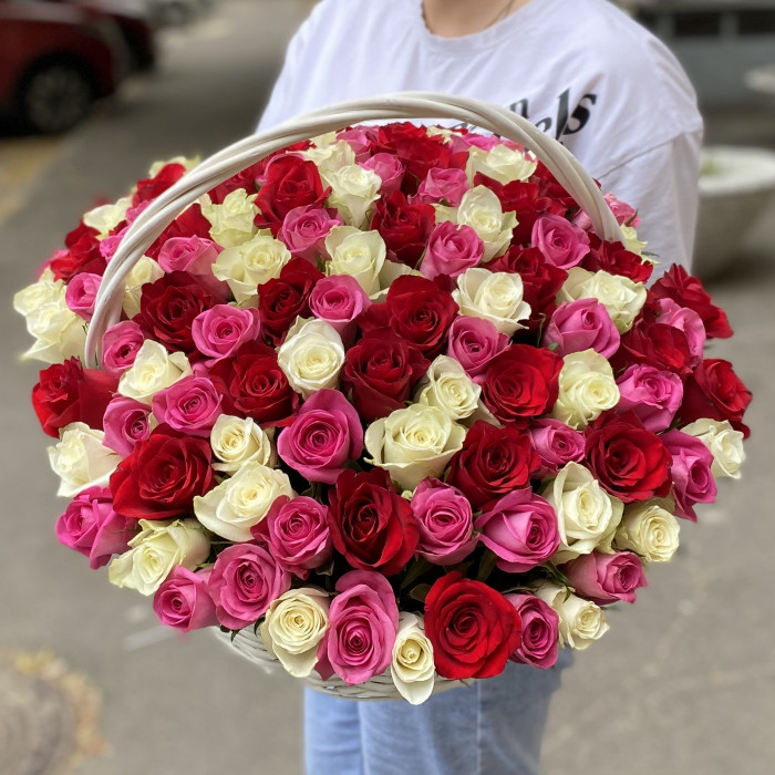 101 роза яркий микс в корзине