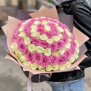 101 розовая и белая роза в букете Вкус Любви