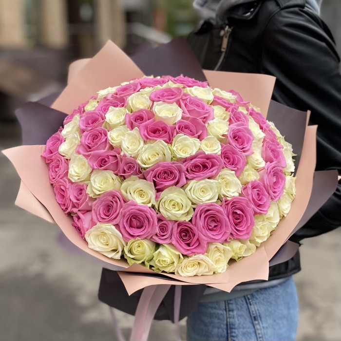 101 розовая и белая роза в букете Вкус Любви