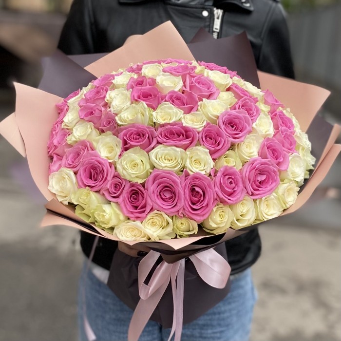 101 розовая и белая роза в букете Вкус Любви