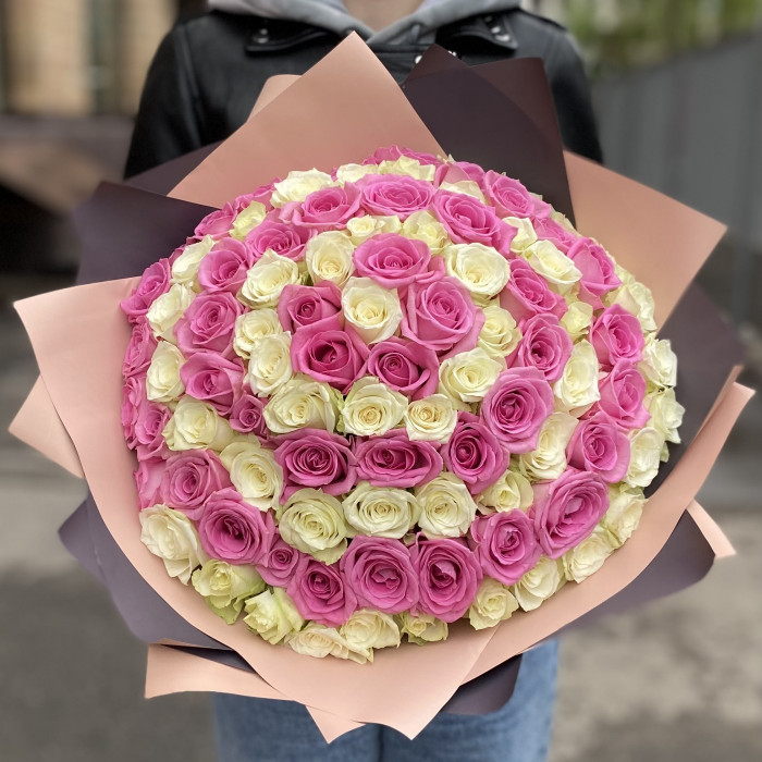 101 розовая и белая роза в букете Вкус Любви