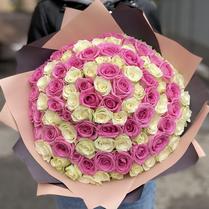 101 розовая и белая роза в букете Вкус Любви