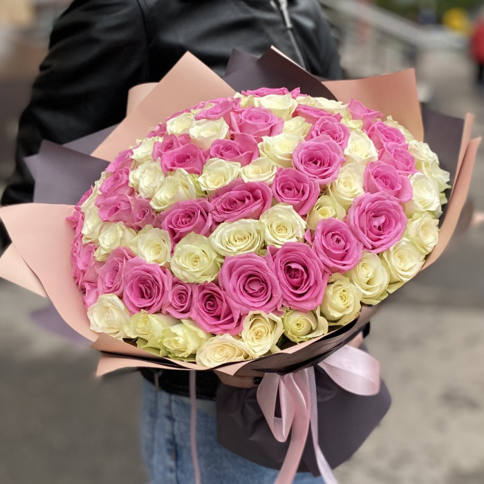 101 розовая и белая роза в букете Вкус Любви
