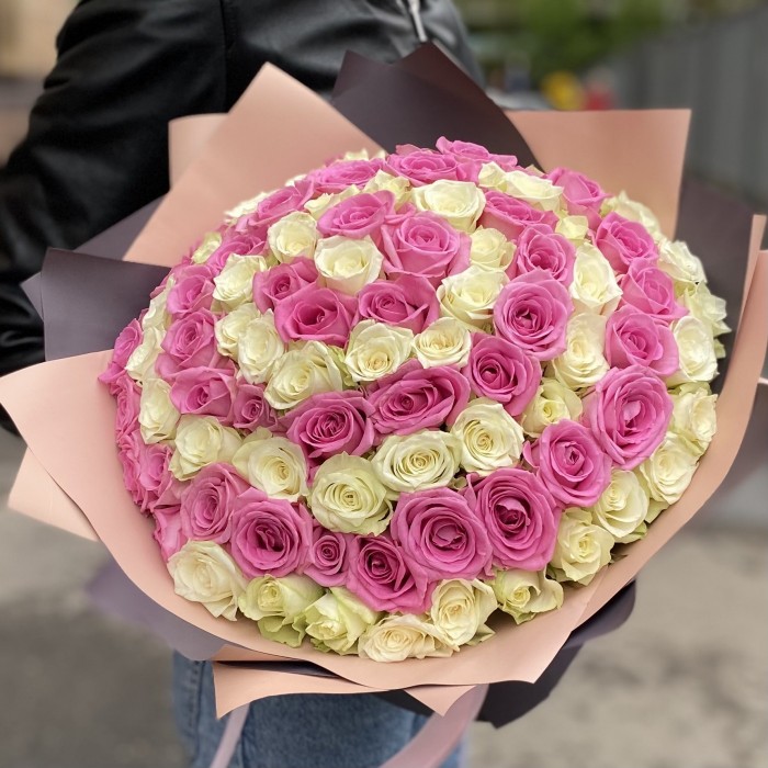 101 розовая и белая роза в букете Вкус Любви