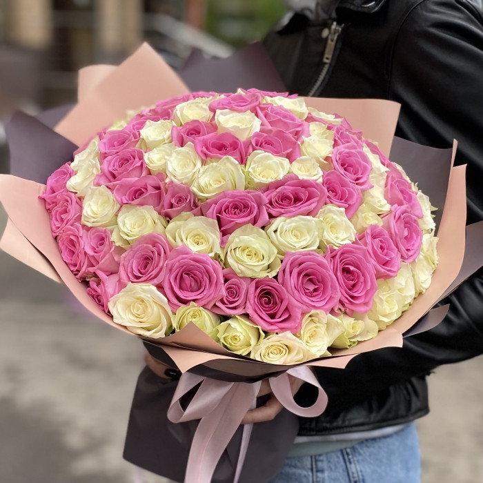 101 розовая и белая роза в букете Вкус Любви