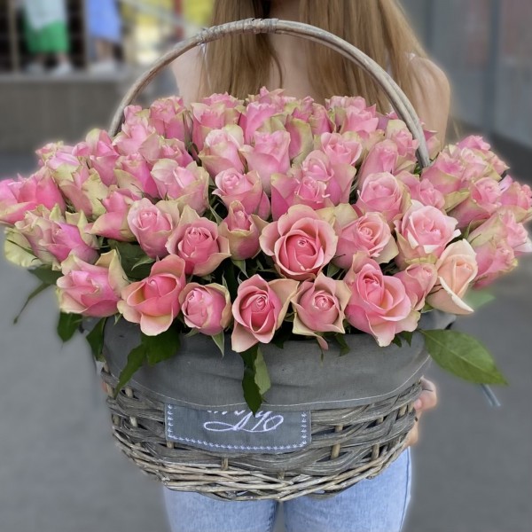 101 розово-зеленая роза бел-роз в корзине