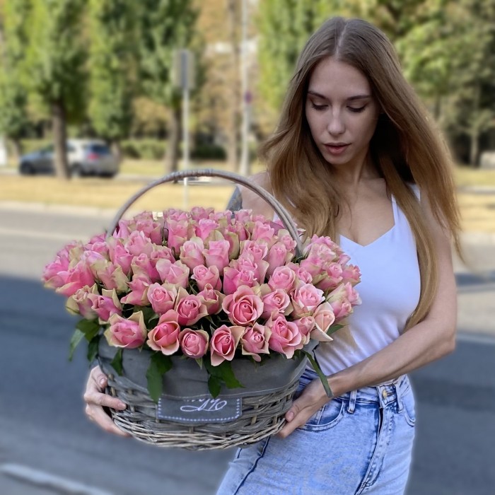 101 розово-зеленая роза бел-роз в корзине