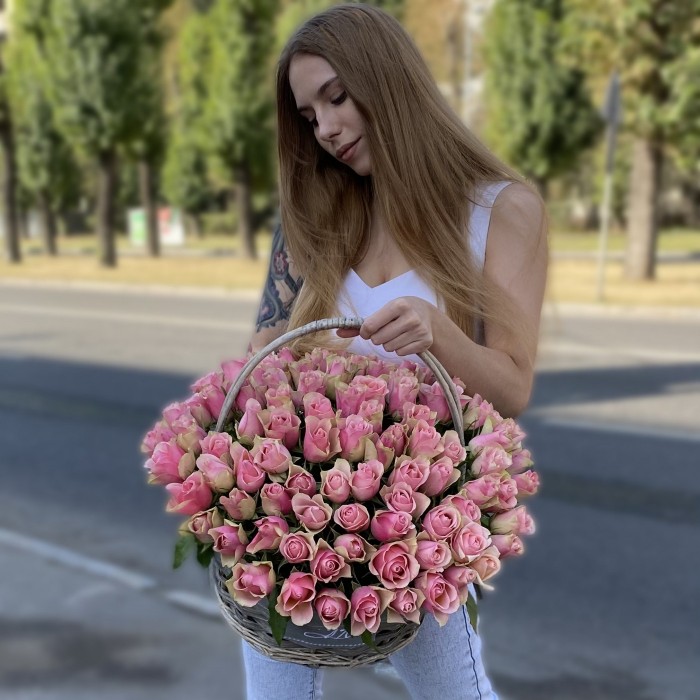 101 розово-зеленая роза бел-роз в корзине