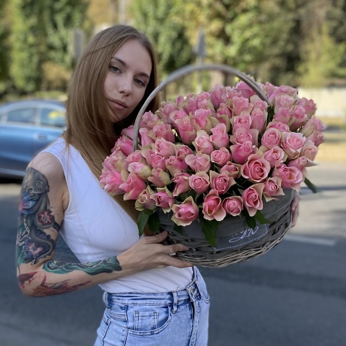 101 розово-зеленая роза бел-роз в корзине