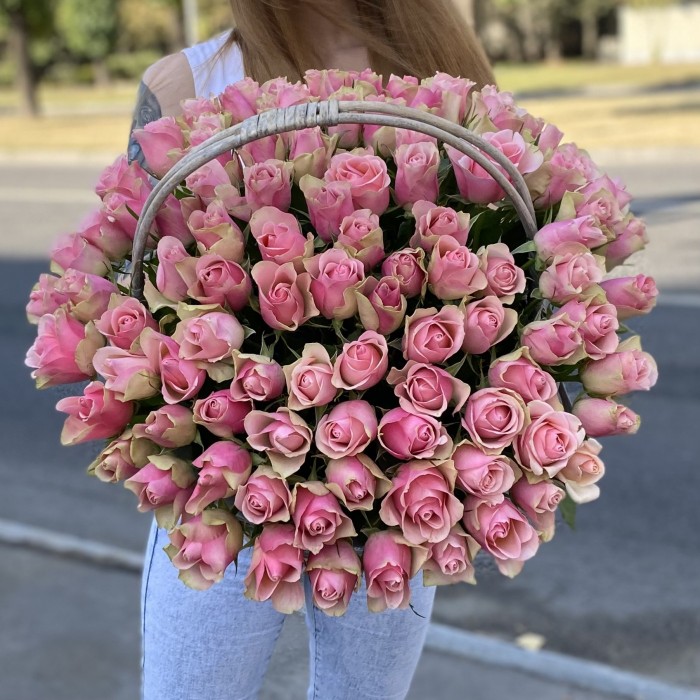 101 розово-зеленая роза бел-роз в корзине