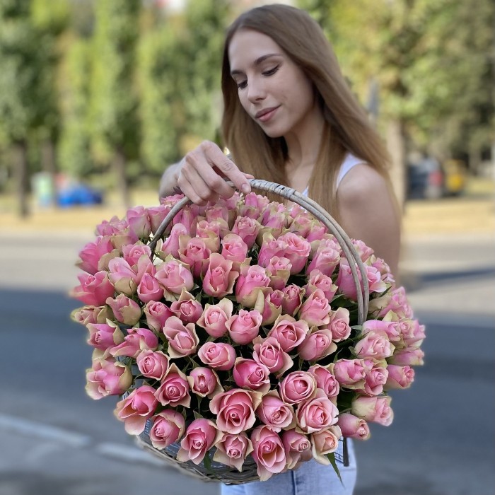 101 розово-зеленая роза бел-роз в корзине