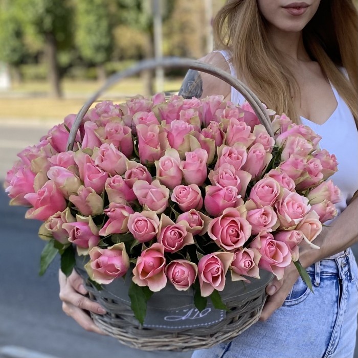 101 розово-зеленая роза бел-роз в корзине