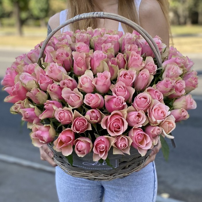 101 розово-зеленая роза бел-роз в корзине