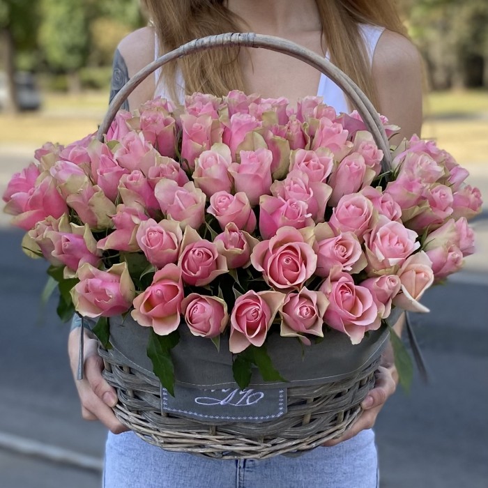 101 розово-зеленая роза бел-роз в корзине