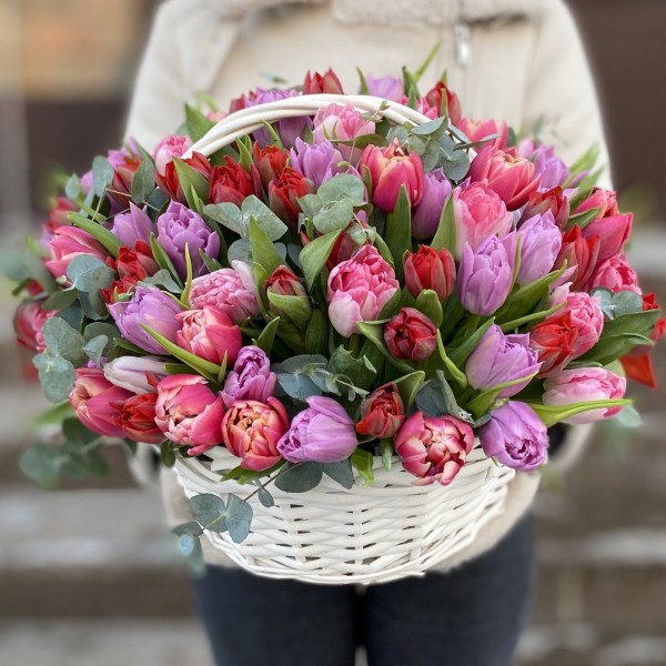 101 яркий пионовидный тюльпан в корзине