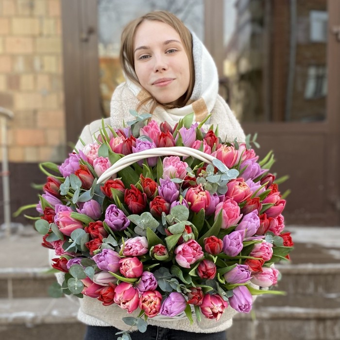 101 яркий пионовидный тюльпан в корзине