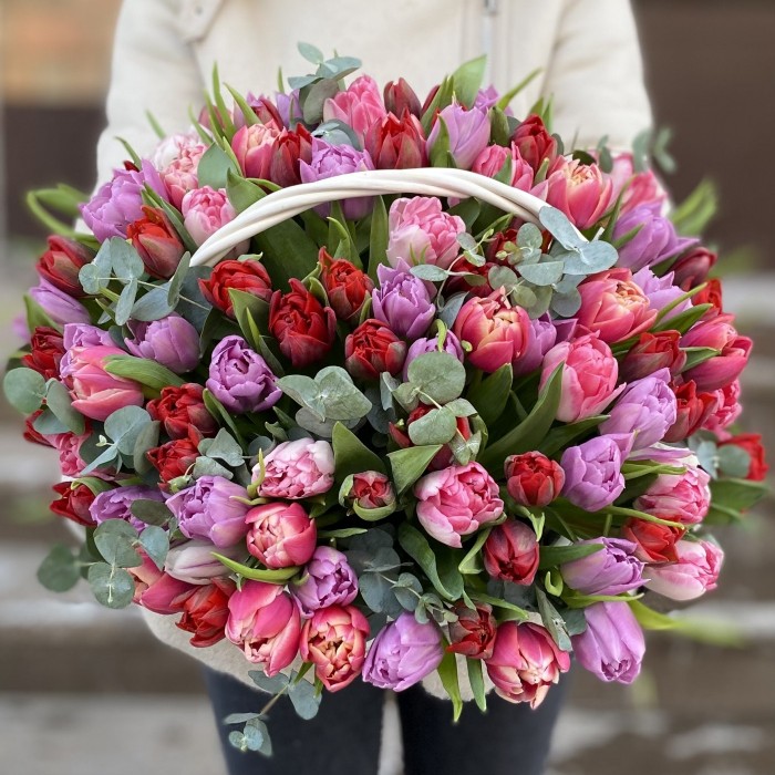 101 яркий пионовидный тюльпан в корзине