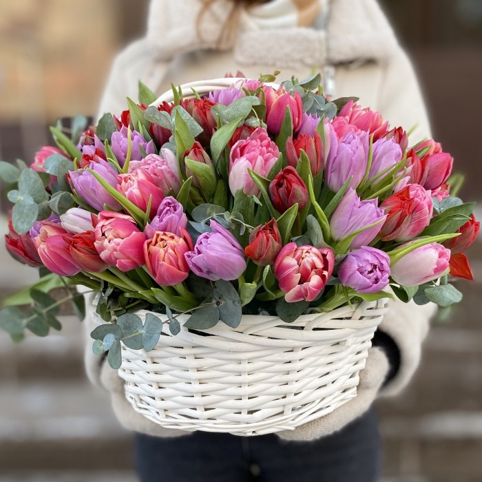 101 яркий пионовидный тюльпан в корзине