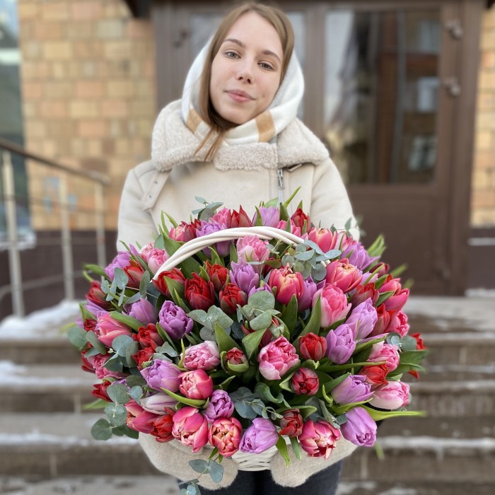 101 яркий пионовидный тюльпан в корзине