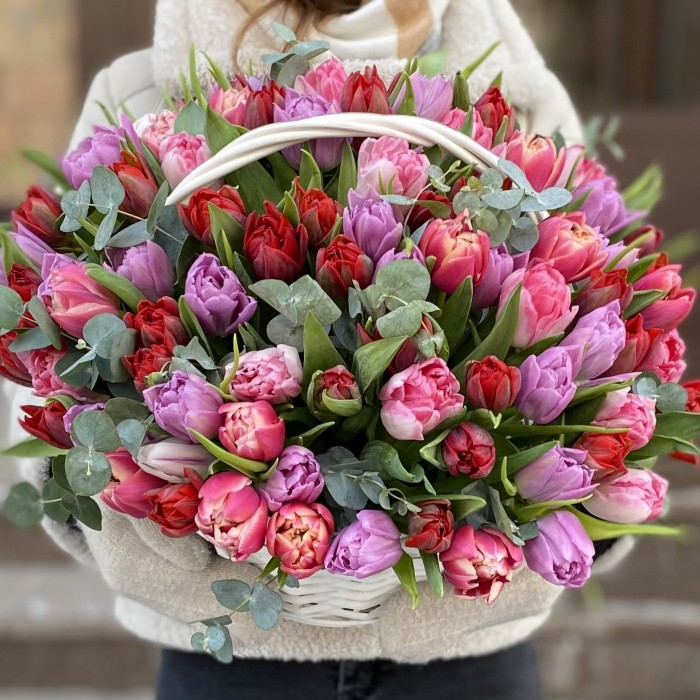 101 яркий пионовидный тюльпан в корзине