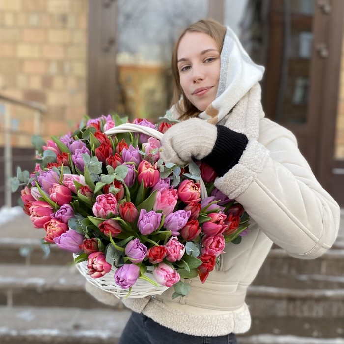 101 яркий пионовидный тюльпан в корзине