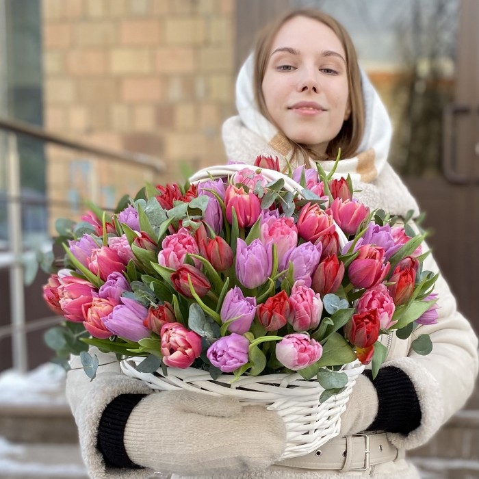 101 яркий пионовидный тюльпан в корзине