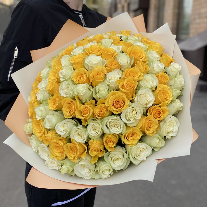 Авторский букет из 101 желтой и белой розы