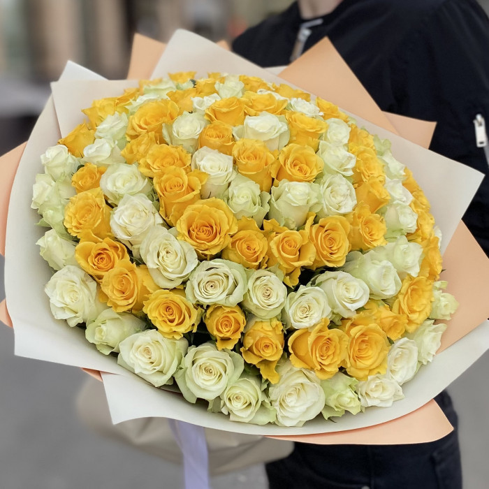 Авторский букет из 101 желтой и белой розы
