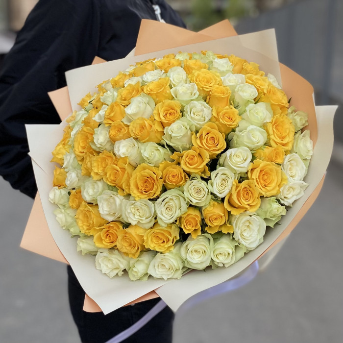 Авторский букет из 101 желтой и белой розы