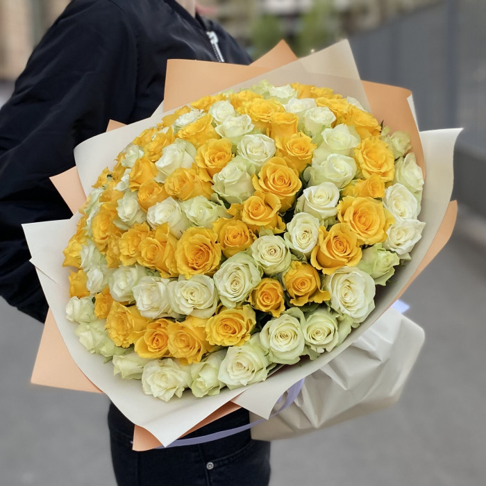 Авторский букет из 101 желтой и белой розы
