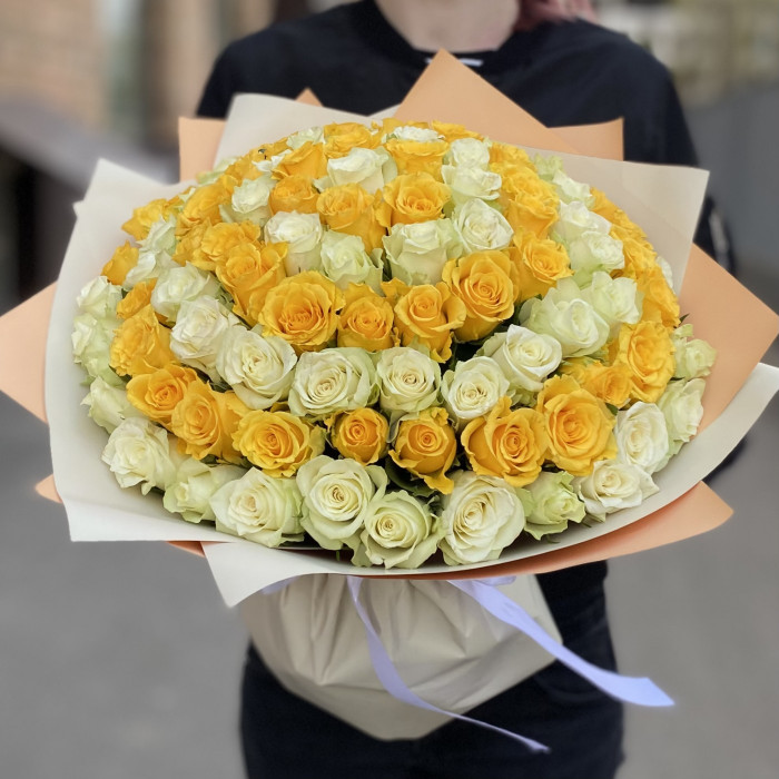Авторский букет из 101 желтой и белой розы