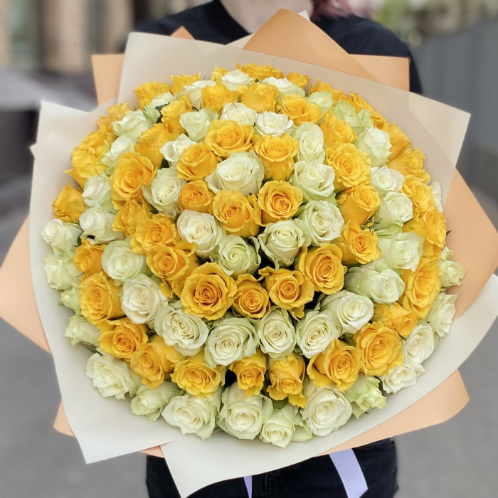 Авторский букет из 101 желтой и белой розы