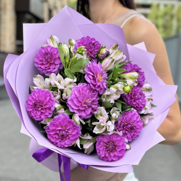 10 фиолетовых георгин с альстромерией