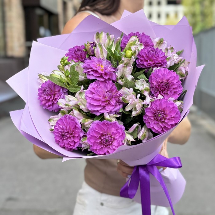 10 фиолетовых георгин с альстромерией
