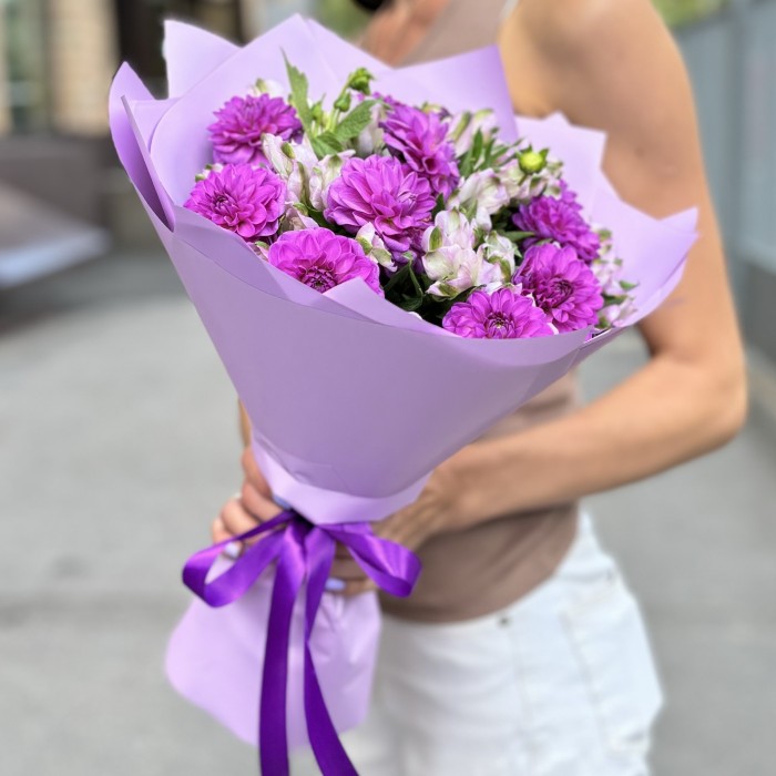 10 фиолетовых георгин с альстромерией