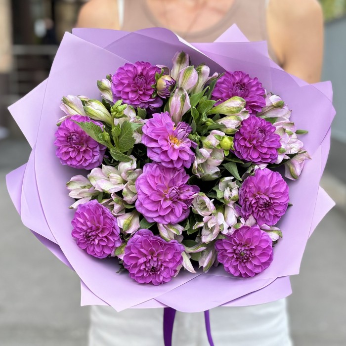 10 фиолетовых георгин с альстромерией