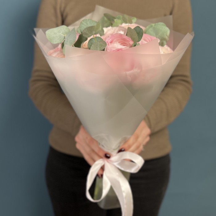 15 розовых ранункулюсов с эвкалиптом