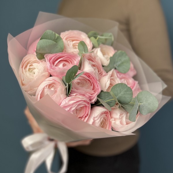 15 розовых ранункулюсов с эвкалиптом