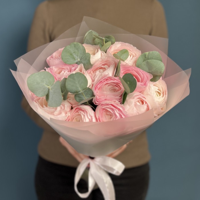 15 розовых ранункулюсов с эвкалиптом