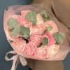 15 розовых ранункулюсов с эвкалиптом
