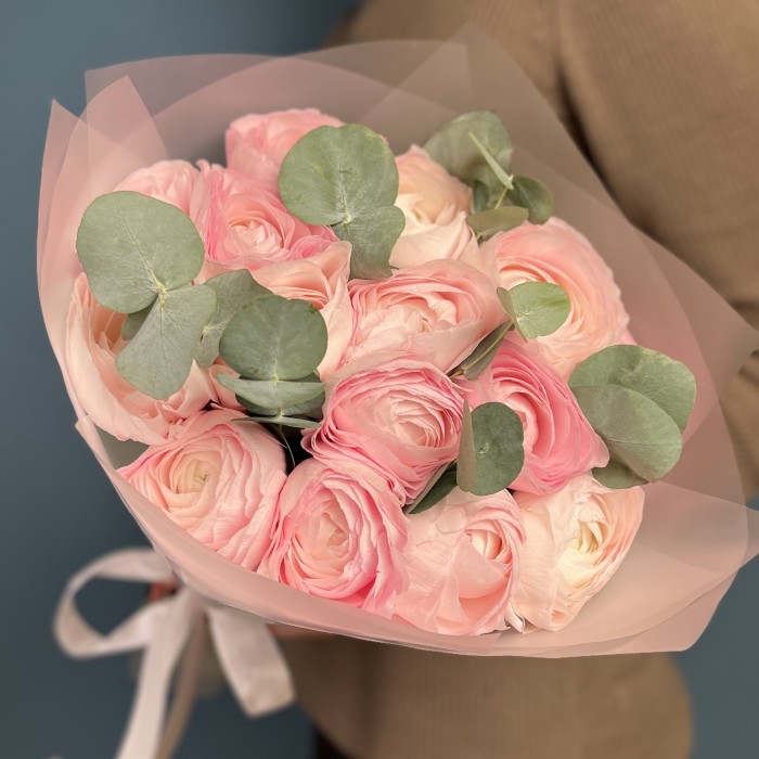15 розовых ранункулюсов с эвкалиптом