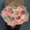 15 розовых ранункулюсов с эвкалиптом