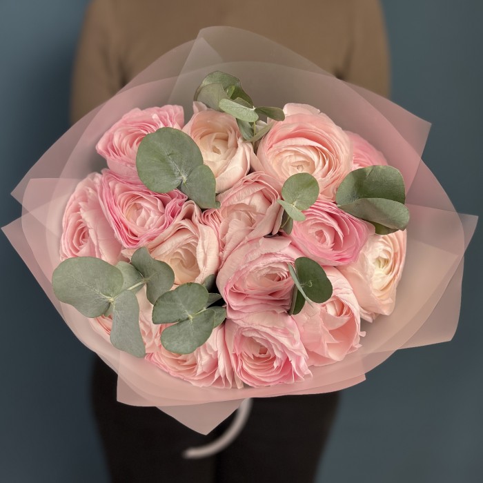 15 розовых ранункулюсов с эвкалиптом