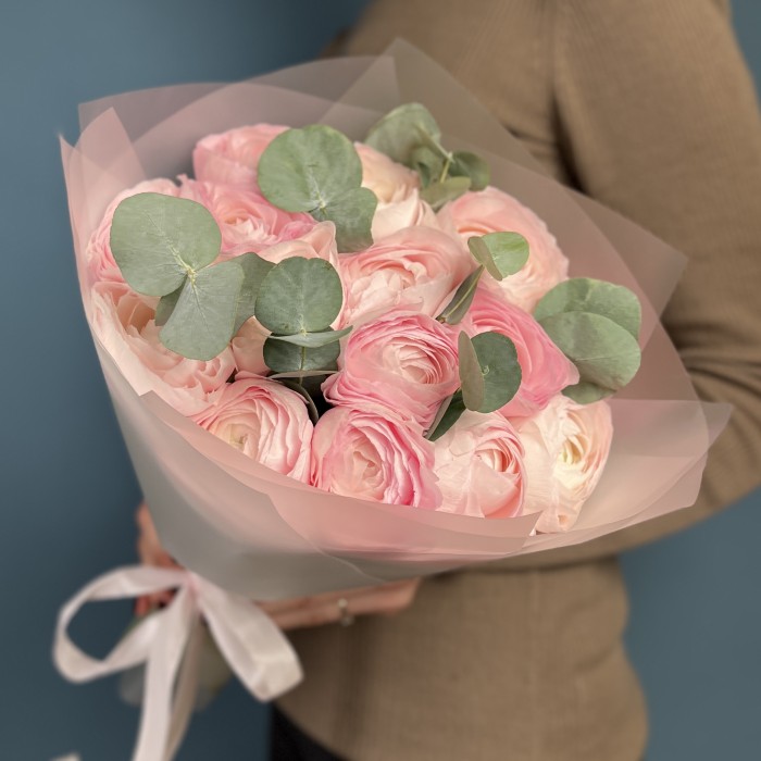 15 розовых ранункулюсов с эвкалиптом