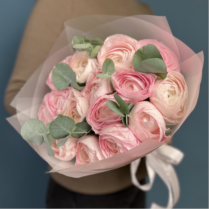 15 розовых ранункулюсов с эвкалиптом