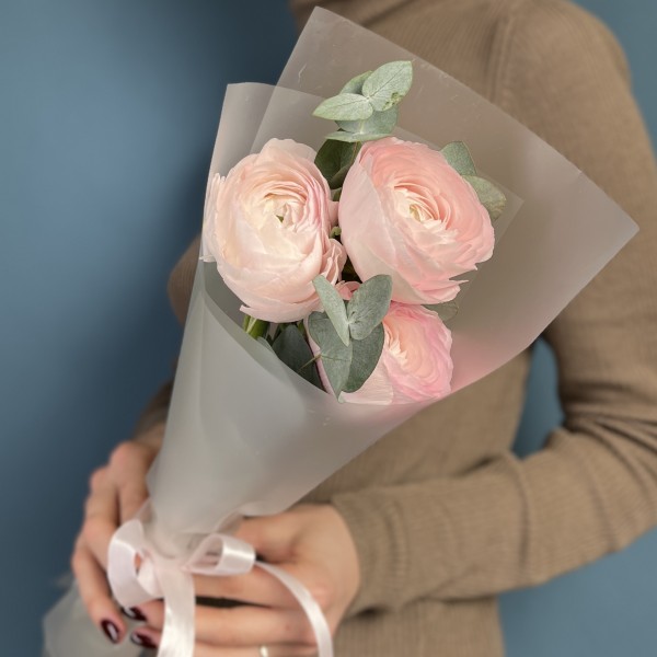 3 розовых ранункулюса с эвкалиптом